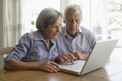 Bild vergrern: Germany, Bavaria, Senior couple using laptop at home